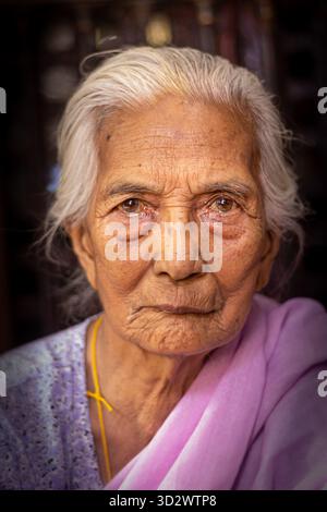 Der Blick der nepalesischen älteren Frau auf den Goldenen Tempel in Lalitpur Stockfoto