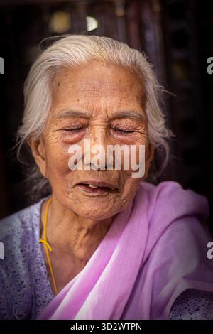 Nepalesische ältere Frau lächelt im Goldenen Tempel, Lalitpur Stockfoto