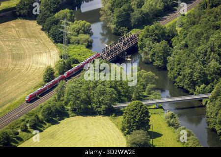 Luftaufnahme der S-Bahn-Brücke über Ruhr und Casparistraße mit der Autobahn A46 in Oeventrop in Arnsberg in der Sauerlandfeder Stockfoto