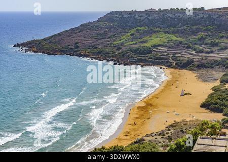 Blick von erhöhter Lage auf den Strand in Ramla Bay, Gozo, Malta Stockfoto