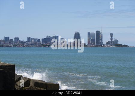 Küstenstadt mit moderner Skyline und blauem Himmel, Batumi Skyline, Schwarzes Meer, Adjara Region, Adjara, autonome republik, Georgien Stockfoto