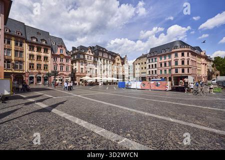 Platz aus Pflastersteinen und Marmorplatten mit Muster, Reihe von Häusern, rekonstruierte historische Gebäude, Außenbereich eines Restaurants, Laterne, pe Stockfoto
