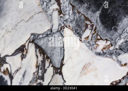 Detaillierte Marmorstruktur mit auffälligem Kontrast, perfekt für Architektur und Design Stockfoto