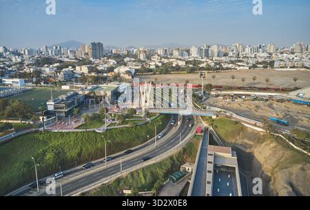 Panoramablick aus der Luft zeigt die Stadtlandschaft von lima mit Autobahn, Brücke und umliegenden Gebäuden Stockfoto