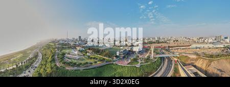 Aus der vogelperspektive auf die miraflores-Küste, lima, peru, mit Autobahn und Stadtlandschaft Stockfoto