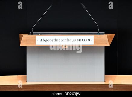 Berlin, Deutschland. November 2025. Das Rednerpult vor der Sondersitzung des Repräsentantenhauses. Quelle: Soeren Stache/dpa/Alamy Live News Stockfoto