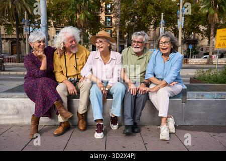 Eine Gruppe von älteren Freunden, die lachen und zusammen reisen Stockfoto