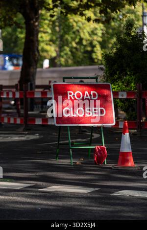 London, Sept 2025 Road Closed Schild Stockfoto