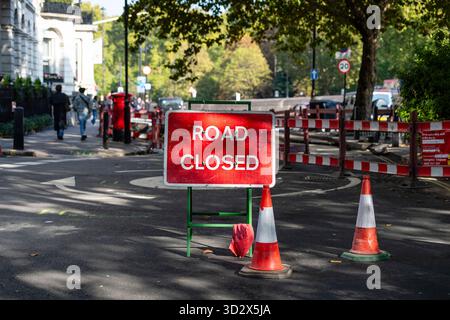 London, September 2025 Straßenschließungsschild. Schild „Straße geschlossen“ Stockfoto