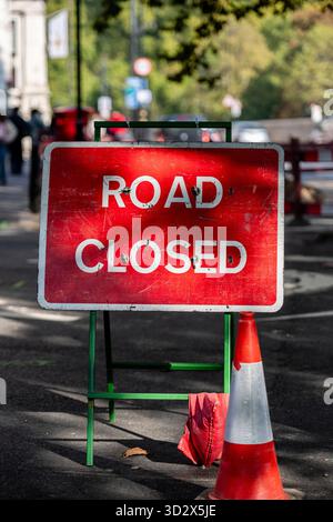 London, September 2025 Straßenschließungsschild. Schild „Straße geschlossen“ Stockfoto