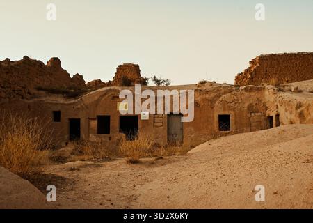 Vulkanische Felsformationen und Höhlenhäuser in Kappadokien, Türkei Stockfoto