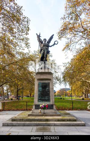 Das Kriegsdenkmal in Shepherds Bush Green in London, Großbritannien im Herbst mit goldbraunen Blättern auf den Bäumen Stockfoto