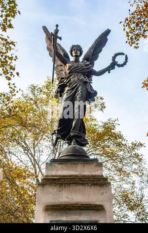 Das Kriegsdenkmal in Shepherds Bush Green in London, Großbritannien im Herbst mit goldbraunen Blättern auf den Bäumen Stockfoto