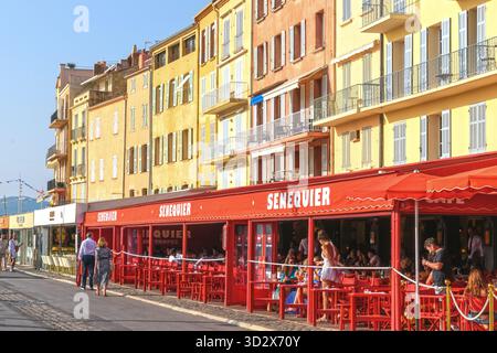 St. Tropez, Frankreich, 14. Juni 2025, das berühmte Café Sénéquier am Hafen von St. Tropez Stockfoto