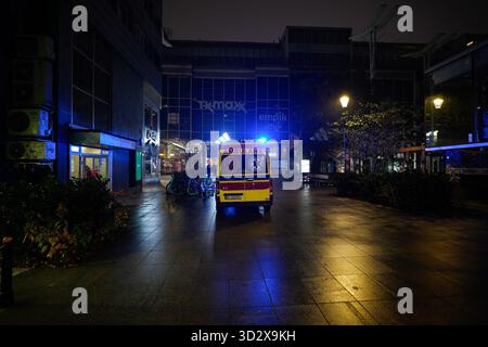 Warschau, Polen. November 2025. Am 2. November 2025 in Warschau, Polen, blinkt ein Krankenwagen. (Foto: Jaap Arriens/SIPA USA) Credit: SIPA USA/Alamy Live News Stockfoto