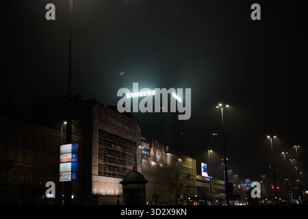 Warschau, Polen. November 2025. Das Präsidentenhotel wird in einer nebeligen Nacht in Warschau, Polen, am 2. November 2025 gesehen. (Foto: Jaap Arriens/SIPA USA) Credit: SIPA USA/Alamy Live News Stockfoto