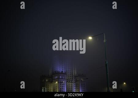 Warschau, Polen. November 2025. Der Palast der Kultur und Wissenschaften wird in einer nebeligen Nacht in Warschau, Polen, am 2. November 2025 gesehen. (Foto: Jaap Arriens/SIPA USA) Credit: SIPA USA/Alamy Live News Stockfoto