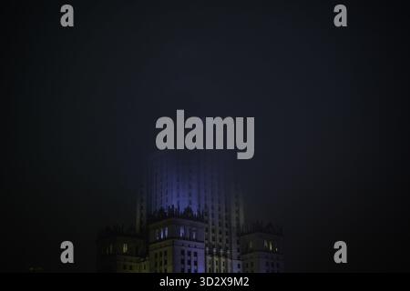 Warschau, Polen. November 2025. Der Palast der Kultur und Wissenschaften wird in einer nebeligen Nacht in Warschau, Polen, am 2. November 2025 gesehen. (Foto: Jaap Arriens/SIPA USA) Credit: SIPA USA/Alamy Live News Stockfoto