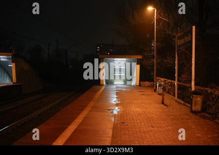 Warschau, Polen. November 2025. Am 2. November 2025 ist am Bahnhof Powisle in Warschau, Polen, ein Ausgang zu sehen. (Foto: Jaap Arriens/SIPA USA) Credit: SIPA USA/Alamy Live News Stockfoto