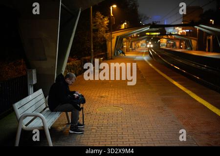 Warschau, Polen. November 2025. Ein Passagier wird am 2. November 2025 am Bahnhof Powisle in Warschau, Polen, gesehen. (Foto: Jaap Arriens/SIPA USA) Credit: SIPA USA/Alamy Live News Stockfoto