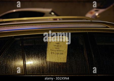 Warschau, Polen. November 2025. Am 2. November 2025 ist eine Anzeige für Sael in Warschau, Polen, auf einem Autofenster zu sehen. (Foto: Jaap Arriens/SIPA USA) Credit: SIPA USA/Alamy Live News Stockfoto