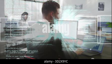 Entwickler mit dunklem T-Shirt schreiben Code auf Laptop am Holztisch, mit externem Monitor Stockfoto