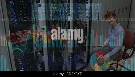 Sitzender Techniker mit Hemd im Rechenzentrum, mit Server-Racks und Diagrammen, Kopierraum Stockfoto