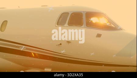 Zeigt Düsenrumpf und Cockpitfenster, die goldene Stunden Licht auf dem Asphalt reflektieren, mit Sensoren Stockfoto