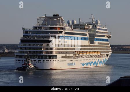 Das Kreuzfahrtschiff MS AIDASOL fährt langsam den Hafen hinauf in Richtung des internationalen Hafenterminals Stockfoto