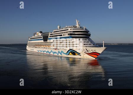 Das Kreuzfahrtschiff MS AIDASOL ist im Begriff, in den Hafen einzufahren. Das Sonnenlicht am frühen Morgen unterstreicht sein charakteristisches Farbschema Stockfoto