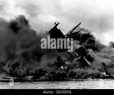 PEARL HARBOR, HAWAII, USA - 07. Dezember 1941 - die USS Arizona (BB-39) brannte nach dem japanischen Angriff auf Pearl Harbor, 7. Dezember 1941. Das Schiff ruht auf dem Grund des Hafens. Die Tragstruktur des vorderen Stativmastes ist nach der Explosion des Forward Magazins eingestürzt - Foto: Geopix/US Navy Stockfoto