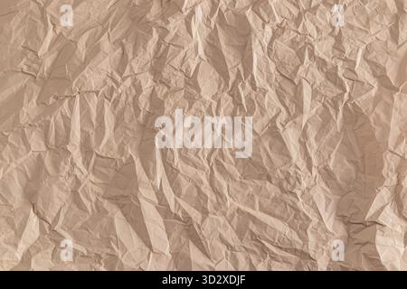 Schöner beigefarbener, hellbrauner, zerknitterter Papierhintergrund für Ihre Produktpräsentation. Eine leere Vorlage. Platz für Text Stockfoto