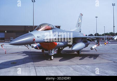 Der Vintage Lockheed Martin General Dynamics F-16 Kampffalken-Schnelljet-Mehrzweckflugzeug wurde 2001 bei der RAF Marham gezeigt. Stockfoto