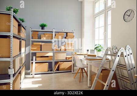 Leeres Lager Mit Regalen Mit Kartons Stockfoto