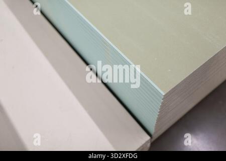 Palette mit Trockenwandplatten Gipskarton im Lagerhaus des Gebäudes Stockfoto