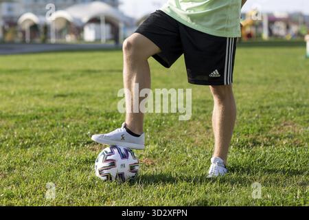 Football Freestyle. Junger Mann trainiert mit Fußball. Der Spieler trainiert die grundlegenden Tricks mit dem Ball Stockfoto