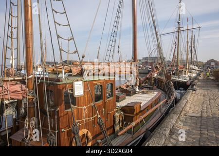 Schöne alte Segelboote liegen an der Bucht von Holbaek in Dänemark Stockfoto