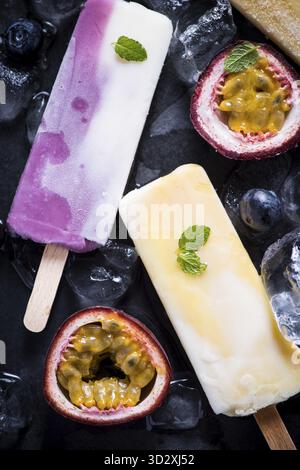Gesunder Snack, fruchtige Eis am Stiel, Diät erneuernkonzept Stockfoto