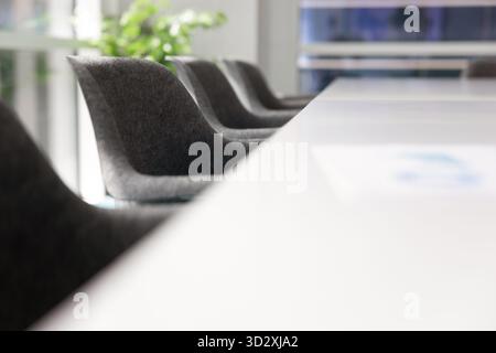 Leere Stühle am großen Besprechungstisch Stockfoto