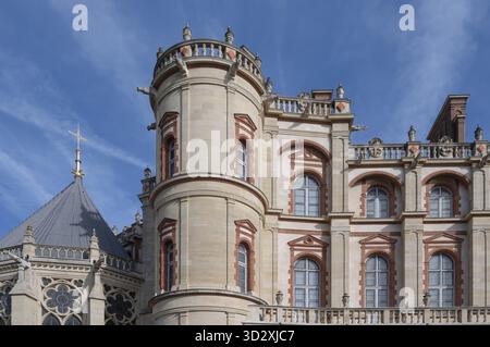 Detail der Straßenfassade des Chateau de Saint-Germain-en-Laye, ehemals Residenz von Königen wie Franz I. und Ludwig XIV. Und heute der Stockfoto