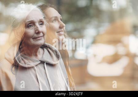 Großmutter und Enkelin Frauen doppelte Belichtung Bild. Porträt einer jungen und älteren Frau. Liebe, Träume und glückliche Familienbeziehungen Konzept Stockfoto