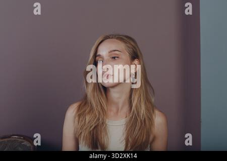 Erwachsene junge Frau ernste lange Haare Porträt im Studio Stockfoto