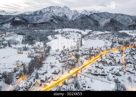 Winterlandschaft von Zakopane Stadt und Tatra Berge, Drohnenblick, Zakopane, Polen Stockfoto