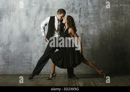 Mann und Frau Tänzer in schwarzem Kleid tanzen Tango Stockfoto