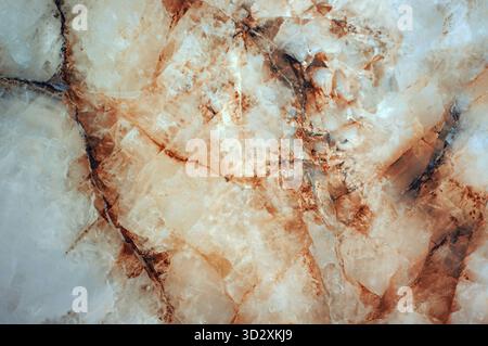 Der Hintergrund einer cremefarbenen Marmorplatte mit rostbraunen Streifen. Textur von Naturstein Stockfoto