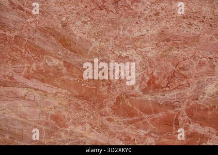 Natürliche rote Marmor-Textur mit einzigartigen goldenen Adern, ideal für luxuriöse Innenräume und Dekorationen Stockfoto