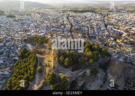 Blick auf die Skyline der Drohne auf Antequera, spanische Stadt in Andalusien, Spanien, Antequera, Spanien Stockfoto