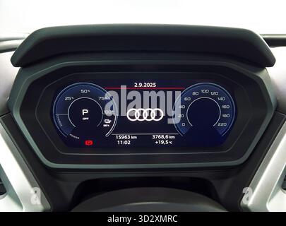 Eine Nahaufnahme des digitalen Armaturenbretts eines modernen Audi Elektrofahrzeugs mit Informationen zum Batterieladedatum und zur Kilometerleistung. Stockfoto