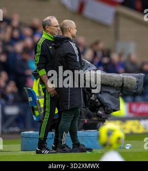 Hampden Park, Glasgow, Großbritannien. November 2025. Halbfinale des schottischen Premier Sports Cup, Rangers gegen Celtic; Interimsmanager Martin ONeill und Interimstrainer Shaun Maloney im Gespräch über die Touchline Credit: Action Plus Sports/Alamy Live News Stockfoto