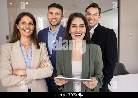 Geschäftsteam aus professionellen Männern und Frauen, die zusammen stehen Stockfoto